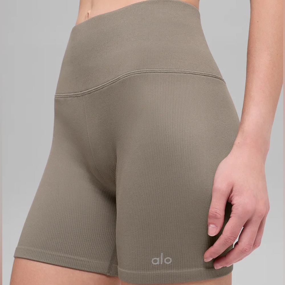 Alo Yoga 5" Seamless Ribbed Favorite Short Lignt Cocoa S